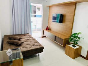 Apartamento família | Área de estar | Smart TV 32 polegadas com canais digitais, TV