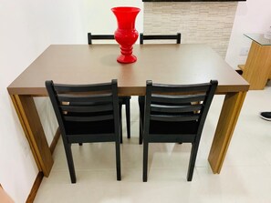 Familienapartment | Wohnbereich | 32-Zoll-Smart-TV mit Digitalempfang, Fernseher