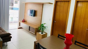 Familienapartment | Wohnbereich | 32-Zoll-Smart-TV mit Digitalempfang, Fernseher