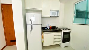 Family Apartment | Private kitchen - Apartamento Arejado com Localização Estratégica e Varandão - 203 (Cabo Frio)