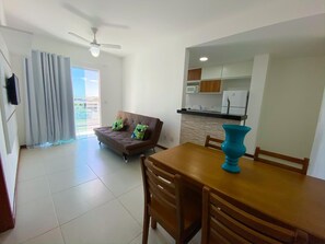 Apartamento família | Área de estar | Smart TV 32 polegadas com canais digitais, TV