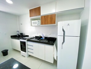 Apartamento família | Cozinha privada | Geladeira, micro-ondas, fogão, talheres/pratos/utensílios de cozinha