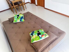 Apartamento família | Área de estar | Smart TV 32 polegadas com canais digitais, TV