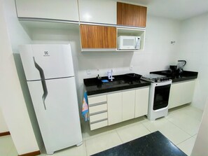 Apartamento família | Cozinha privada | Geladeira grande, micro-ondas, fogão