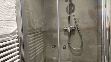 Dusche, Haartrockner, Handtücher, Seife
