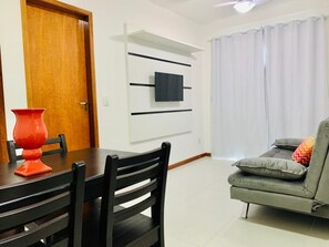 Apartamento família | Área de estar | Smart TV 32 polegadas com canais digitais, TV