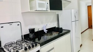 Family Apartment | Private kitchen - Apartamento Aconchegante Pertinho da Praia das Dunas e Forte -  301 (Cabo Frio)
