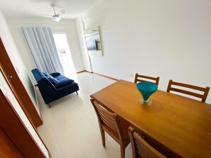 Apartamento família | Área de estar | Smart TV 32 polegadas com canais digitais, TV