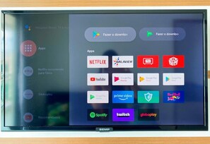 Apartamento família | Área de estar | Smart TV 32 polegadas com canais digitais, TV