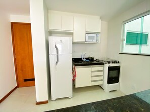 Apartamento família | Cozinha privada | Geladeira, micro-ondas, fogão, talheres/pratos/utensílios de cozinha