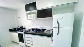 Family Apartment | Private kitchen | Fridge, microwave, oven, cookware/dishes/utensils - Apartamento para Curtir as Melhores Praias da Cidade -  306 (Cabo Frio)