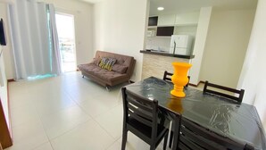 Family Apartment | Living area | 32-inch Smart TV with digital channels, TV - Apartamento para Curtir as Melhores Praias da Cidade -  306 (Cabo Frio)