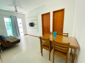 Apartamento família | Área de estar | Smart TV 32 polegadas com canais digitais, TV