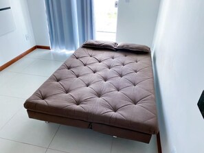 Apartamento família | Área de estar | Smart TV 32 polegadas com canais digitais, TV