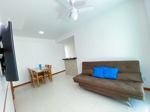 Apartamento família | Área de estar | Smart TV 32 polegadas com canais digitais, TV