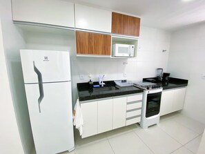 Apartamento família | Cozinha privada | Geladeira, micro-ondas, fogão, talheres/pratos/utensílios de cozinha