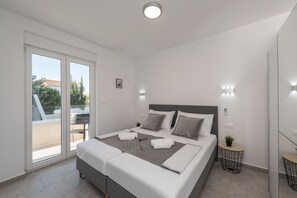 2 chambres, coffres-forts dans les chambres, fer et planche à repasser