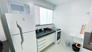 Family Apartment | Private kitchen | Fridge, microwave, oven, cookware/dishes/utensils - Apartamento Novinho com Facil Acesso as Praias de Cabo Frio -  310 (Cabo Frio)