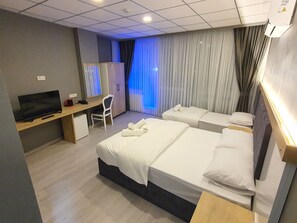 家庭三人房 | 高級寢具、迷你吧、免費無線上網、床單