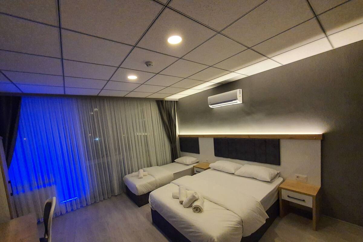 家庭三人房 | 高級寢具、迷你吧、免費無線上網、床單