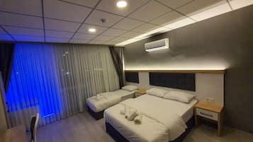 Habitación triple familiar | Ropa de cama de alta calidad, minibar, wifi gratis y ropa de cama