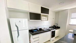 Family Apartment | Private kitchen | Fridge, microwave, oven, cookware/dishes/utensils - Apartamento para Relaxar em Nossa Duplex com Pôr do Sol Espetacular - 404 (Cabo Frio)