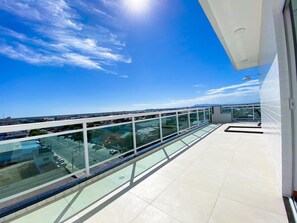 Lanai - Apartamento para Relaxar em Nossa Duplex com Pôr do Sol Espetacular - 404 (Cabo Frio)