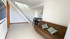 Family Apartment | Living area | 32-inch Smart TV with digital channels, TV - Apartamento para Relaxar em Nossa Duplex com Pôr do Sol Espetacular - 404 (Cabo Frio)