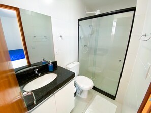 Family Apartment | Bathroom - Apartamento para Relaxar em Nossa Duplex com Pôr do Sol Espetacular - 404 (Cabo Frio)