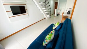 Family Apartment | Living area | 32-inch Smart TV with digital channels, TV - Apartamento Duplex com Localização Privilegiada e Pôr dol Sol - 405 (Cabo Frio)