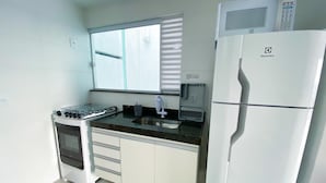 Family Apartment | Private kitchen | Fridge, microwave, oven, cookware/dishes/utensils - Apartamento Duplex com Localização Privilegiada e Pôr dol Sol - 405 (Cabo Frio)