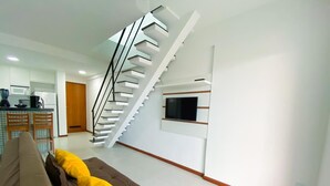 Familienapartment | Wohnbereich | 32-Zoll-Smart-TV mit Digitalempfang, Fernseher