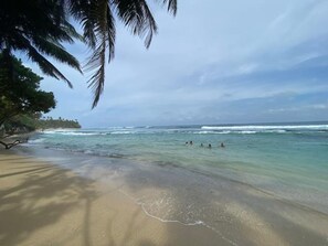 On the beach - Beautiful sea facing Villa on Talpe beach, Galle (Talpe)