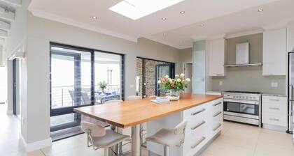 72 on Vyfer Villa, De Kelders | Whale Watching, Pool