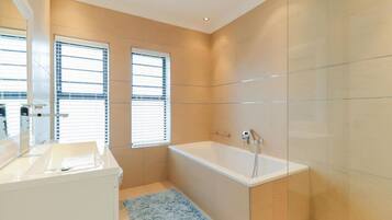 Baignoire, sĂšche-cheveux, serviettes fournies