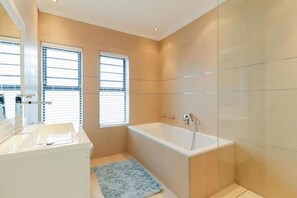 Baignoire, sèche-cheveux, serviettes fournies