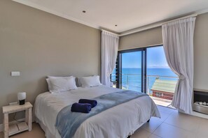 4 bedrooms, desk, iron/ironing board, free WiFi - 72 on Vyfer | Family friendly | Whale watching | Pool (De Kelders)