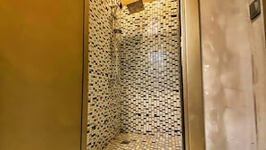 A bathroom with a checkered floor and mosaic walls. - Nomad Hostel Karakoy (Istanbul)