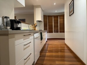 Refrigerador, microondas, horno y lavavajillas