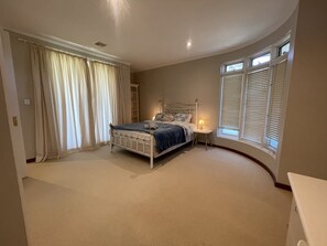 5 habitaciones, escritorio, wifi y ropa de cama 