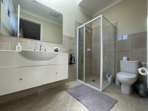 Ducha, secador de pelo, bidet, toallas