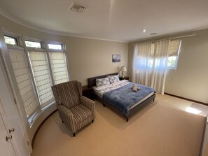 5 bedrooms, desk, WiFi, bed sheets