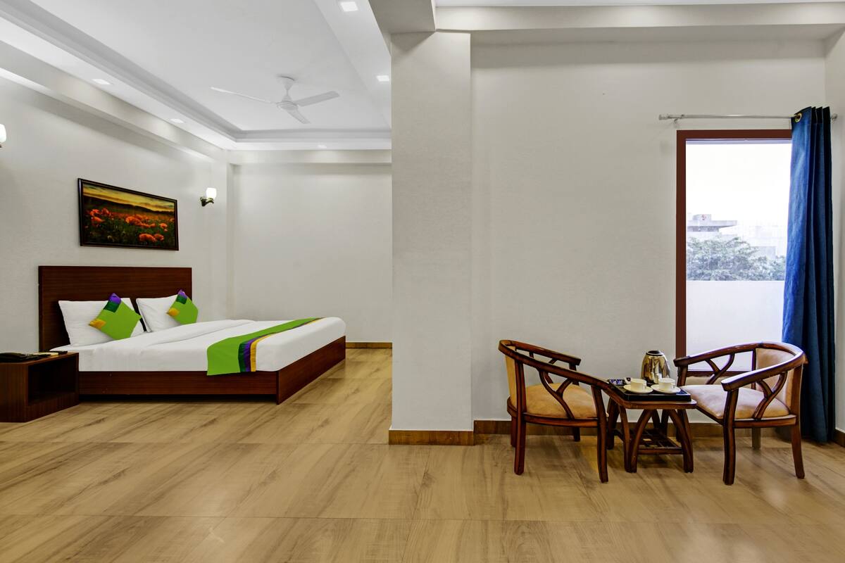 Habitación doble Deluxe | Escritorio y tabla de planchar con plancha