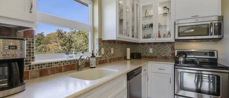 Refrigerador, microondas, placa de cocina, lavavajillas