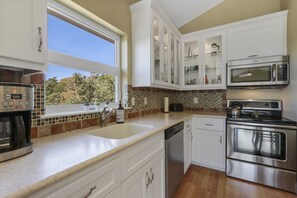 Frigorifero, microonde, piano cottura, lavastoviglie