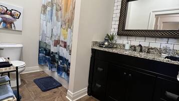 Ensemble douche/baignoire, sèche-cheveux, serviettes fournies, savon