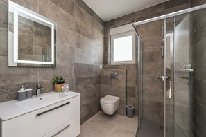 Shower, hair dryer, towels, toilet paper - Penthouse apartment with Pool and Sea view (Novalja)