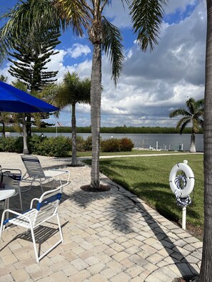 Terrace/patio - Ground level, Bayview condo with Private beach parking (Longboat Key)