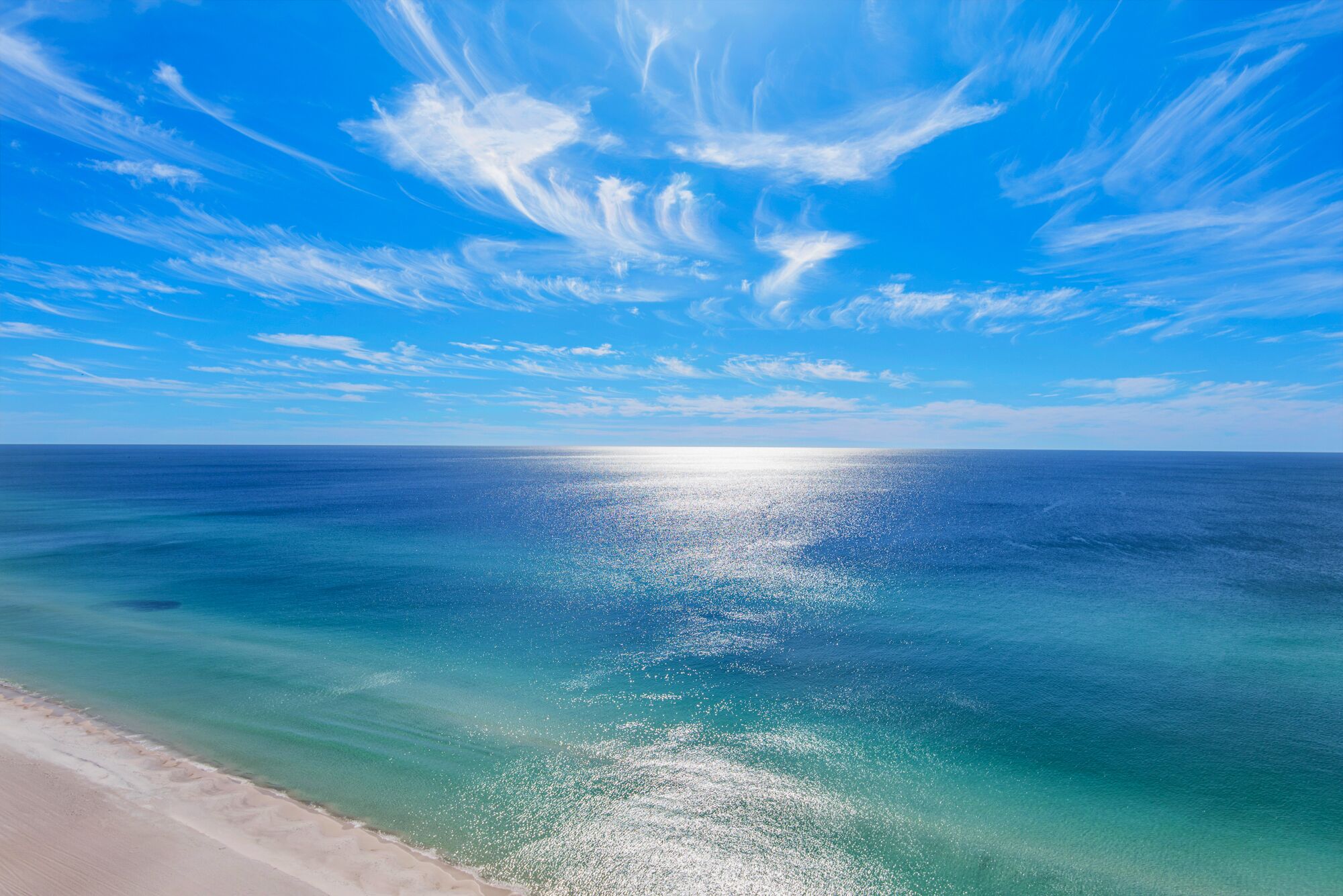 Sulla spiaggia, lettini da mare