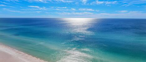 Na praia, espreguiçadeiras